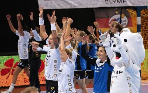 14.10.2018, Deutschland, Bietigheim, Handball Champions-League Frauen Gruppenphase 2. Spieltag Saison 2018 2019 SG BBM Bietigheim vs. CSM Bucuresti: Schlußjubel mitte v.l. Luisa Schulze, Antje Lauenroth (BBM), jubeln, Jubel