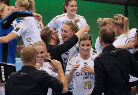 14.10.2018, Deutschland, Bietigheim, Handball Champions-League Frauen Gruppenphase 2. Spieltag Saison 2018 2019 SG BBM Bietigheim vs. CSM Bucuresti: Schlußjubel mitte v.l. Trainer Martin Albertsen, Luisa Schulze (BBM), jubeln, Jubel