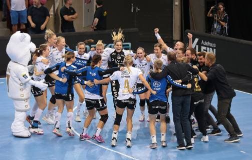 14.10.2018, Deutschland, Bietigheim, Handball Champions-League Frauen Gruppenphase 2. Spieltag Saison 2018 2019 SG BBM Bietigheim vs. CSM Bucuresti: Schlußjubel, jubeln, Jubel, Freude, freuen sich und tanzen im Kreis