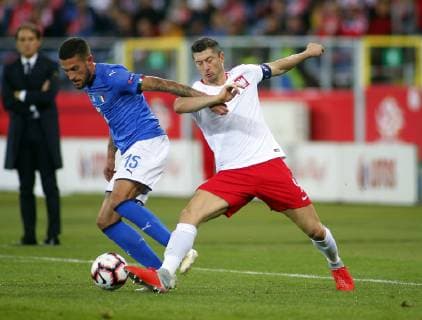 Fußball, Nations League, Polen - Italien CHORZOW STADION SLASKI 14.10.2018 LIGA NARODOW PILKA NOZNA POLSKA (BIALO-CZERWONE) - WLOCHY (NIEBIESKO-BIALE) NZ Cristiano Biraghi Robert Lewandowski . FOT TOMASZ WANTULA NEWSPIX.PL CHORZOW 14.10.2018 FOOTBALL MEN S LEAGUE OF NATIONS POLAND - ITALY TOMASZ WANTULA NEWSPIX.PL --- Newspix.pl  181014WAN018
