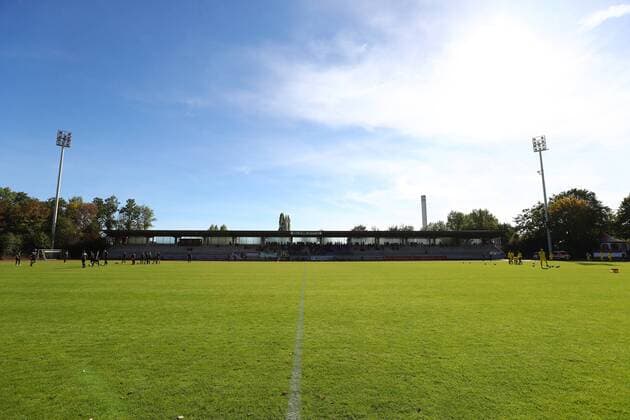 Samstag 29.09.2018, Saison 2018 19, 11. Spieltag der Regionalliga West, TV Herkenrath 09 - BVB 09 Borussia Dortmund II, Haupttribüne der Belkaw Arena in Bergisch Gladbach bei strahlendem Sonnenschein