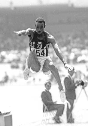 Bob Beamon (in Aktion) erzielte bei den Olympischen Spielen 1968 in Mexiko beim Weitsprung 15.10.1968
