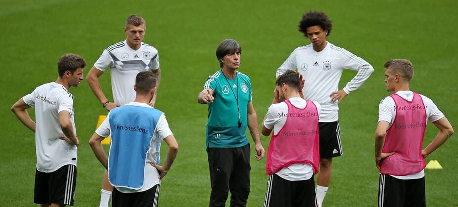 Sport Bilder des Tages 15.10.2018, Fussball, UEFA Nations League, Pressekonferenz und Training der deutschen Nationalmannschaft im Stade de France Paris. Bundestrainer Joachim Löw ( mi., Deutschland) gibt Anweisungen