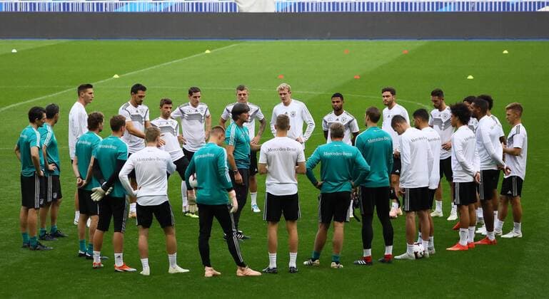 Sport Bilder des Tages Ansprache von Bundestrainer Joachim Loew (Deutschland Germany) im Mannschaftskreis - 15.10.2018: Abschlustraining Deutschland vor dem Spiel Frankreich vs. Deutschland, 4. Spieltag UEFA Nations League, Stade de France, DISCLAIMER: DFB regulations prohibit any use of photographs as image sequences and or quasi-video.