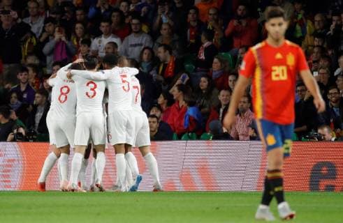 Sport Bilder des Tages England s players jubilate the first goal of the team during the UEFA League of Nations groups phase match between the national teams of Spain and England, at the Benito Villamarin stadium, in Seville, Andalusia, Spain, 15 October 2018. Spain vs. England !ACHTUNG: NUR REDAKTIONELLE NUTZUNG!  Copyright: xJulioxMunozx SEV06 20181015-636752355655743705