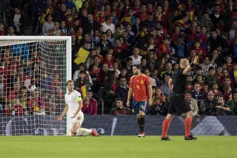 October 15, 2018 - Seville, Spain - HARRY KANE of England (L ) laments after receiving a foul during the UEFA Nations League Group A4 soccer match between Spain and England at the Benito Villamarin Stadium Soccer 2018 - Spain vs England - ZUMAa142 20181015_zap_a142_002 Copyright: xDanielxGonzalezxAcunax