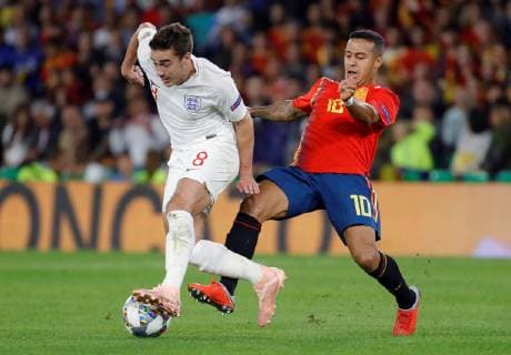 England s Harry Winks (L) vies for the ball with Spain s Thiago Alcantara during the UEFA League of Nations groups phase match between the national teams of Spain and England, at the Benito Villamarin stadium, in Seville, Andalusia, Spain, 15 October 2018. Spain vs. England !ACHTUNG: NUR REDAKTIONELLE NUTZUNG!  Copyright: xJulioxMunozx SEV09 20181015-636752362684076383