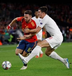 Spanish midfielder Saul Niguez (L) vies for the ball with British Harry Maguire during the UEFA League of Nations groups phase match between the national teams of Spain and England, at the Benito Villamarin stadium, in Seville, Andalusia, Spain, 15 October 2018. Spain vs. England !ACHTUNG: NUR REDAKTIONELLE NUTZUNG!  Copyright: xJulioxMunozx SEV15 20181015-636752398326050574