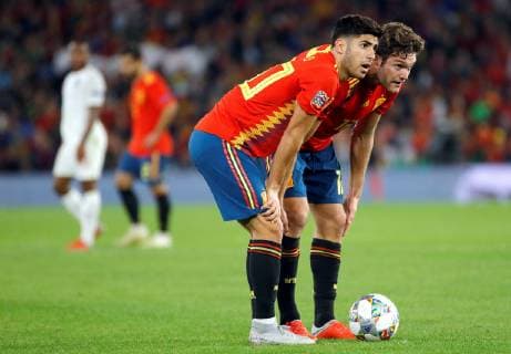 Spanish players Marcos Asensio and Marcos Alonso (back) during the UEFA League of Nations groups phase match between the national teams of Spain and England, at the Benito Villamarin stadium, in Seville, Andalusia, Spain, 15 October 2018. Spain vs. England !ACHTUNG: NUR REDAKTIONELLE NUTZUNG!  Copyright: xJulioxMunozx SEV19 20181015-636752399594645723