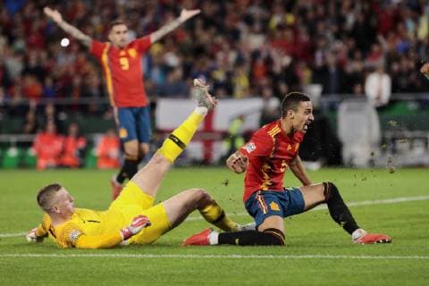 Spain s Rodrigo Moreno and England s Jordan Pickford during UEFA Nations League 2019 match between Spain and England at Benito Villamarin stadium in Sevilla, Spain. October 15, 2018.  (20181015100200129)