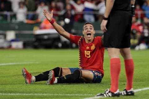 Spain s Rodrigo Moreno have words with the referee during UEFA Nations League 2019 match between Spain and England at Benito Villamarin stadium in Sevilla, Spain. October 15, 2018.  (20181015100200131)