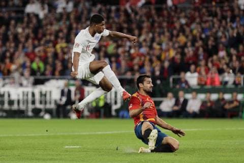 Spain s Jonny Castro and England s Marcus Rashford during UEFA Nations League 2019 match between Spain and England at Benito Villamarin stadium in Sevilla, Spain. October 15, 2018.  (20181015100200057)
