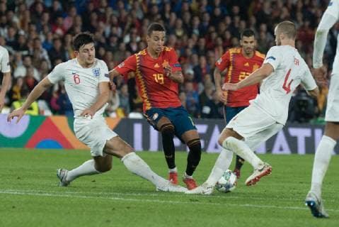 Sport Bilder des Tages Spain: UEFA Nations League between Spain and Engla Rodrigo, Spain, and Eric Dier and Harry Maguire, England, fight for the ball during the match between Spain and England in Benito Villamarin Stadium in Seville. Sevilla Spain  JavierxMontanox xPacificxPress