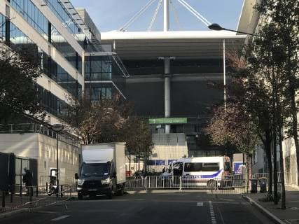 Polizeipräsenz vor dem Eingang D des Stade de France, wo sich beim Freundschaftsspiel beider Nationen in der Anschlagnacht am 13.11.2015 zwei Selbstmordattentäter in die Luft sprengten - 16.10.2018: Frankreich vs. Deutschland, 4. Spieltag UEFA Nations League, Stade de France, DISCLAIMER: DFB regulations prohibit any use of photographs as image sequences and or quasi-video.