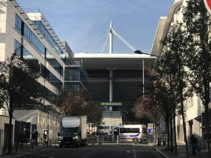Polizeipräsenz vor dem Eingang D des Stade de France, wo sich beim Freundschaftsspiel beider Nationen in der Anschlagnacht am 13.11.2015 zwei Selbstmordattentäter in die Luft sprengten - 16.10.2018: Frankreich vs. Deutschland, 4. Spieltag UEFA Nations League, Stade de France, DISCLAIMER: DFB regulations prohibit any use of photographs as image sequences and or quasi-video.