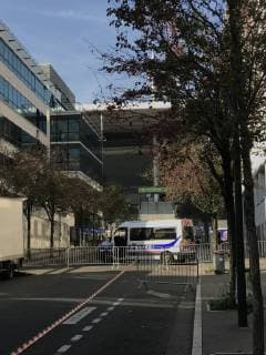 Polizeipräsenz vor dem Eingang D des Stade de France, wo sich beim Freundschaftsspiel beider Nationen in der Anschlagnacht am 13.11.2015 zwei Selbstmordattentäter in die Luft sprengten - 16.10.2018: Frankreich vs. Deutschland, 4. Spieltag UEFA Nations League, Stade de France, DISCLAIMER: DFB regulations prohibit any use of photographs as image sequences and or quasi-video.