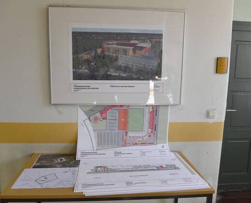 Fussball, Herren, Saison 2018 2019, 2. Bundesliga, 1. FC Union Berlin, Geplante Erweiterung des Stadions An der Alten Försterei (22012 auf 37000 Plätze), erster Tag der frühzeitigen Beteiligung der Öffentlichkeit am vorhabenbezogenen Bebauungsplanentwurf 9-69 VE der Senatsverwaltung für Stadtentwicklung und Wohnen, im Bild: einsehbare Pläne und Unterlagen im Bezirksamt Treptow-Köpenick (Rathaus Köpenick), 15.10. 2018, Copyright: xMatthiasxKochx