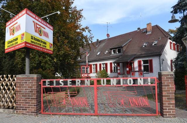 Fussball, Herren, Saison 2018 2019, 2. Bundesliga, 1. FC Union Berlin, Geplante Erweiterung des Stadions An der Alten Försterei (22012 auf 37000 Plätze), erster Tag der frühzeitigen Beteiligung der Öffentlichkeit am vorhabenbezogenen Bebauungsplanentwurf 9-69 VE der Senatsverwaltung für Stadtentwicklung und Wohnen, im Bild Blick auf das Forsthaus zum Stadion An der Alten Försterei, 15.10. 2018, Copyright: xMatthiasxKochx