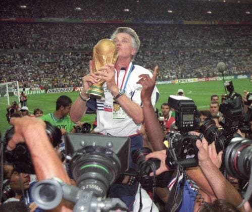 Weltmeisterschaft 1998 in Frankreich. Finale: Frankreich - Brasilien 3:0 12.07.1998 in St. Denis. Trainer Aime Jacquet (FRA) mit dem WM Pokal. *** World Cup 1998 in France Final France Brazil 3 0 12 07 1998 in St Denis Coach Aime Jacquet FRA with the World Cup trophy HM
