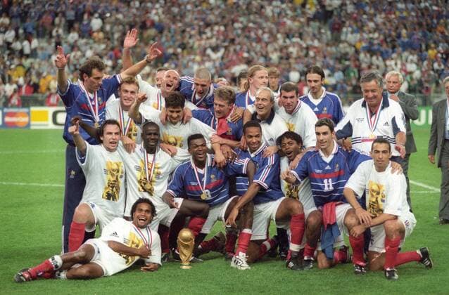 Weltmeisterschaft 1998 in Frankreich. Finale: Frankreich - Brasilien 3:0 12.07.1998 in St. Denis. Mannschaftsfoto Frankreich mit Pokal. *** World Cup 1998 in France Final France Brazil 3 0 12 07 1998 in St Denis Team photo France with Cup HM