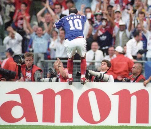 Weltmeisterschaft 1998 in Frankreich. Finale: Frankreich - Brasilien 3:0 12.07.1998 in St. Denis. Zinedine Zidane (FRA) springt nach seinem Tor zum 1:0 über die Bande. *** 1998 World Cup in France Final France Brazil 3 0 12 07 1998 in St Denis Zinedine Zidane FRA jumps after his goal for 1 0 over the gang HM
