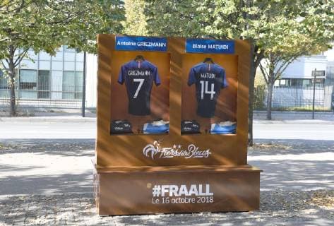 Fussball, Herren, Saison 2018 19, Nations League (4. Spieltag), Länderspiel in Saint-Denis, Frankreich - Deutschland, auf dem Weg zum Stade de France wird auf das Spiel hingewiesen, Kabinenspind von Antoine Griezmann (Frankreich) und Blaise Matuidi (Frankreich) auf dem Bürgersteig, 16.10. 2018, Copyright: xMatthiasxKochx