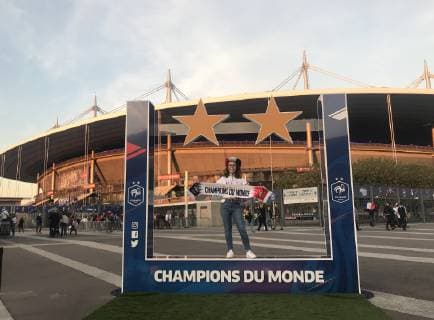 Fans können sich mit dem 2. Stern vor dem Stadion fotografieren lassen - 16.10.2018: Frankreich vs. Deutschland, 4. Spieltag UEFA Nations League, Stade de France, DISCLAIMER: DFB regulations prohibit any use of photographs as image sequences and or quasi-video.