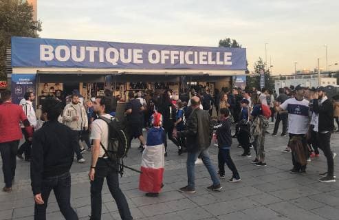Offizieller Fanshop am Stadion - 16.10.2018: Frankreich vs. Deutschland, 4. Spieltag UEFA Nations League, Stade de France, DISCLAIMER: DFB regulations prohibit any use of photographs as image sequences and or quasi-video.