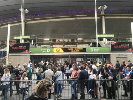 Fans warten am Eingang D auf Einlass - 16.10.2018: Frankreich vs. Deutschland, 4. Spieltag UEFA Nations League, Stade de France, DISCLAIMER: DFB regulations prohibit any use of photographs as image sequences and or quasi-video.