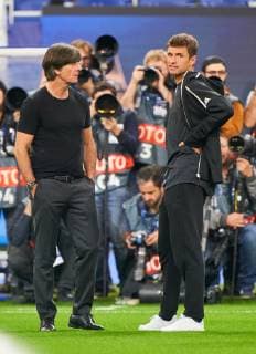 France - Germany, Soccer, Paris, October 16, 2018 DFB headcoach Joachim Jogi LOEW, LÖW,Thomas MUELLER, DFB 13 talk, discuss, argue, entertain, action, give instructions, FRANCE - GERMANY Football Nations League, Season 2018 2019, October 16, 2018 Paris, Germany. Photographer: Peter Schatz MAGICS
