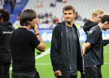 Bundestrainer Joachim Loew (Deutschland Germany) im Gespräch mit Thomas Mueller (Deutschland Germany) - 16.10.2018: Frankreich vs. Deutschland, 4. Spieltag UEFA Nations League, Stade de France, DISCLAIMER: DFB regulations prohibit any use of photographs as image sequences and or quasi-video.