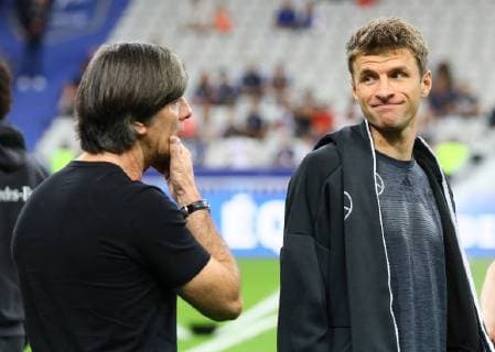 Bundestrainer Joachim Loew (Deutschland Germany) im Gespräch mit Thomas Mueller (Deutschland Germany) - 16.10.2018: Frankreich vs. Deutschland, 4. Spieltag UEFA Nations League, Stade de France, DISCLAIMER: DFB regulations prohibit any use of photographs as image sequences and or quasi-video.