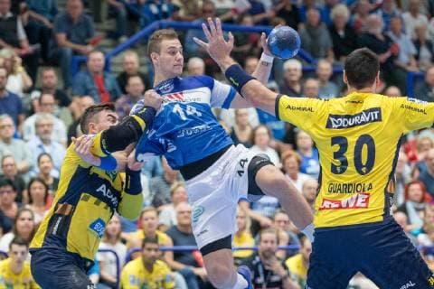 Jannik Kohlbacher (Nr. 80, Rhein-Neckar Löwen) und Gedeon Guardiola Villaplana (Nr. 30, Rhein-Neckar Löwen) versuchen Maciej Majdzinski (Nr. 14, Bergischer HC) zu stoppen Bergischer HC vs. Rhein-Neckar Löwen, Handball, DHB Pokal, Achtelfinale, 16.10.18 Solingen NRW Deutschland Klingenhalle