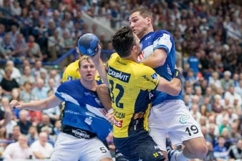 Alexander Patersson (Nr. 32, Rhein-Neckar Löwen) im Zweikampf mit Tomas Babak (Nr. 19, Bergischer HC) Bergischer HC vs. Rhein-Neckar Löwen, Handball, DHB Pokal, Achtelfinale, 16.10.18 Solingen NRW Deutschland Klingenhalle