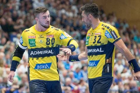 Jannik Kohlbacher (Nr. 80, Rhein-Neckar Löwen) und Alexander Patersson (Nr. 32, Rhein-Neckar Löwen) klatschen sich ab Bergischer HC vs. Rhein-Neckar Löwen, Handball, DHB Pokal, Achtelfinale, 16.10.18 Solingen NRW Deutschland Klingenhalle