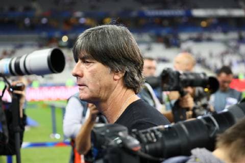 Bundestrainer Joachim Loew (Deutschland Germany) im Fokus des medialen Interesses bei seinem Schicksalsspiel - 16.10.2018: Frankreich vs. Deutschland, 4. Spieltag UEFA Nations League, Stade de France, DISCLAIMER: DFB regulations prohibit any use of photographs as image sequences and or quasi-video.