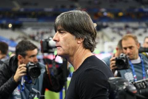 Bundestrainer Joachim Loew (Deutschland Germany) im Fokus des medialen Interesses bei seinem Schicksalsspiel - 16.10.2018: Frankreich vs. Deutschland, 4. Spieltag UEFA Nations League, Stade de France, DISCLAIMER: DFB regulations prohibit any use of photographs as image sequences and or quasi-video.