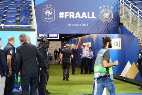 Bundestrainer Joachim Loew (Deutschland Germany) verschwindet im Kabinengang - 16.10.2018: Frankreich vs. Deutschland, 4. Spieltag UEFA Nations League, Stade de France, DISCLAIMER: DFB regulations prohibit any use of photographs as image sequences and or quasi-video.
