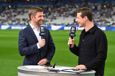 Fussball, Herren, Saison 2018 19, Nations League (4. Spieltag), Länderspiel in Saint-Denis, Frankreich - Deutschland, ARD-Experte Thomas Hitzlsperger (li.) und ARD-Kommentator Alexander Bommes (re.) vor dem Spiel, 16.10. 2018, Copyright: xMatthiasxKochx