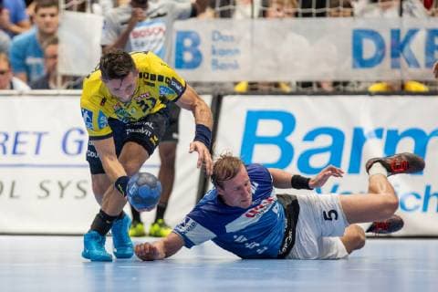 Alexander Patersson (Nr. 32, Rhein-Neckar Löwen) und Max Darj (Nr. 5, Bergischer HC) im Kampf um den Ball am Boden Bergischer HC vs. Rhein-Neckar Löwen, Handball, DHB Pokal, Achtelfinale, 16.10.18 Solingen NRW Deutschland Klingenhalle