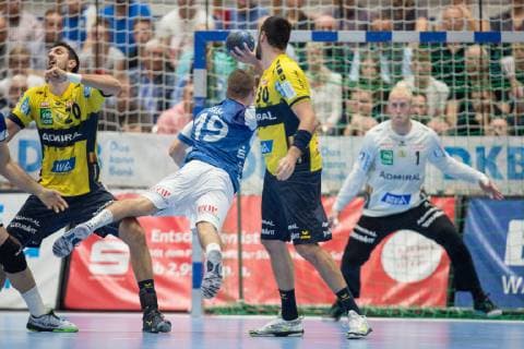 Tomas Babak (Nr. 19, Bergischer HC) beim Wurf gegen Gedeon Guardiola Villaplana (Nr. 30, Rhein-Neckar Löwen) und Mikael Alf Appelgren (Nr. 1, TW, Rhein-Neckar Löwen) Bergischer HC vs. Rhein-Neckar Löwen, Handball, DHB Pokal, Achtelfinale, 16.10.18 Solingen NRW Deutschland Klingenhalle
