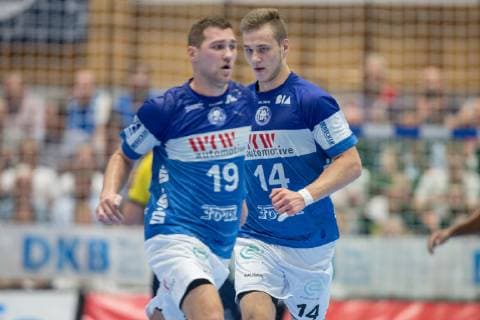 Torjubel Maciej Majdzinski (Nr. 14, Bergischer HC) vor Tomas Babak (Nr. 19, Bergischer HC) Bergischer HC vs. Rhein-Neckar Löwen, Handball, DHB Pokal, Achtelfinale, 16.10.18 Solingen NRW Deutschland Klingenhalle
