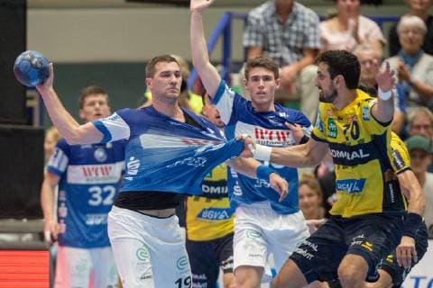 Ilija Abutovic (Nr. 20, Rhein-Neckar Löwen) zieht Tomas Babak (Nr. 19, Bergischer HC) am Trikot, dazwischen Yannick Fraatz (Nr. 18, Bergischer HC) Bergischer HC vs. Rhein-Neckar Löwen, Handball, DHB Pokal, Achtelfinale, 16.10.18 Solingen NRW Deutschland Klingenhalle