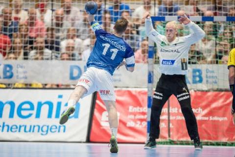 Torwurf per Siebenmeter von Arnor Thor Gunnarsson (Nr. 11, Bergischer HC) gegen Mikael Alf Appelgren (Nr. 1, TW, Rhein-Neckar Löwen) Bergischer HC vs. Rhein-Neckar Löwen, Handball, DHB Pokal, Achtelfinale, 16.10.18 Solingen NRW Deutschland Klingenhalle