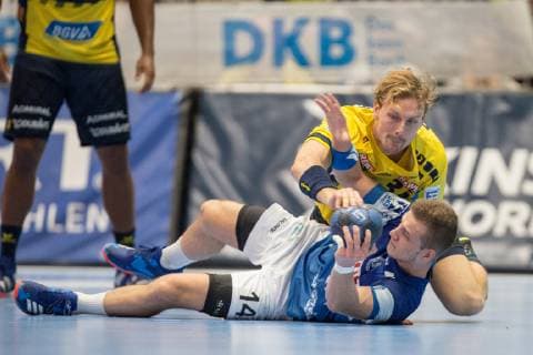 Jesper Nielsen ( 36, Rhein-Neckar Löwen) und Maciej Majdzinski (Nr. 14, Bergischer HC) im Kampf um den Ball am Boden Bergischer HC vs. Rhein-Neckar Löwen, Handball, DHB Pokal, Achtelfinale, 16.10.18 Solingen NRW Deutschland Klingenhalle