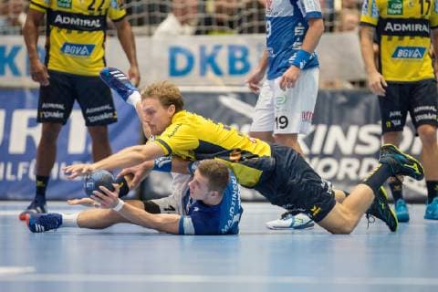 Jesper Nielsen ( 36, Rhein-Neckar Löwen) und Maciej Majdzinski (Nr. 14, Bergischer HC) im Kampf um den Ball am Boden Bergischer HC vs. Rhein-Neckar Löwen, Handball, DHB Pokal, Achtelfinale, 16.10.18 Solingen NRW Deutschland Klingenhalle