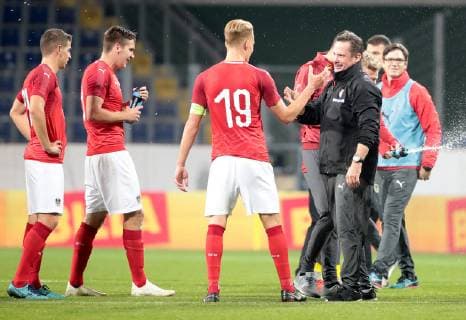 SOCCER - Under-21 EURO 2019, AUT VS RUS SANKT POELTEN,AUSTRIA,16.OCT.18 - SOCCER - OEFB international match Länderspiel Under-21 European Championship EM Europameisterschaft 2019, qualification, Austria vs Russia. Image shows the rejoicing of Maximilian Woeber, Philipp Lienhart and head coach Werner Gregoritsch (AUT). GEPAxpictures xWalterxLuger