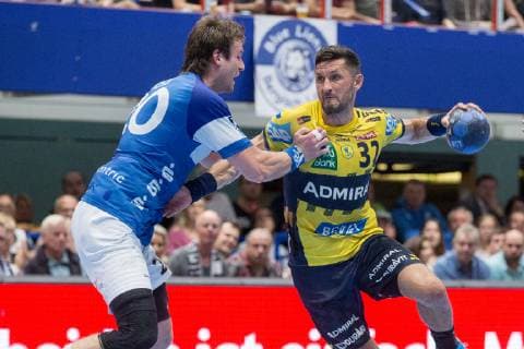 Csaba Szücs (Nr. 20, Bergischer HC) im Zweikampf mit Alexander Patersson (Nr. 32, Rhein-Neckar Löwen) Bergischer HC vs. Rhein-Neckar Löwen, Handball, DHB Pokal, Achtelfinale, 16.10.18 Solingen NRW Deutschland Klingenhalle