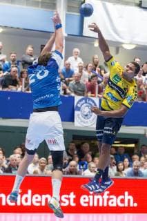 Csaba Szücs (Nr. 20, Bergischer HC) stellt sich in den Wurf von Mads Mensah Larsen (Nr. 22, Rhein-Neckar Löwen) Bergischer HC vs. Rhein-Neckar Löwen, Handball, DHB Pokal, Achtelfinale, 16.10.18 Solingen NRW Deutschland Klingenhalle
