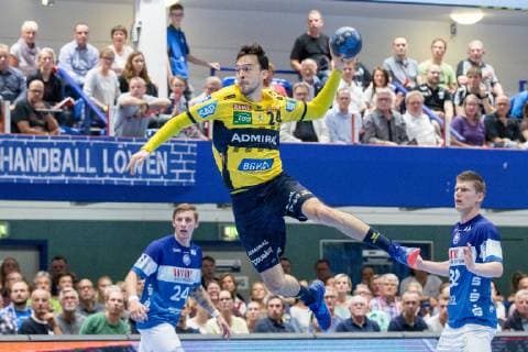 Sport Themen der Woche KW42 Sport Bilder des Tages Wurf von Patrick Groetzki (Nr. 24, Rhein-Neckar Löwen) Bergischer HC vs. Rhein-Neckar Löwen, Handball, DHB Pokal, Achtelfinale, 16.10.18 Solingen NRW Deutschland Klingenhalle